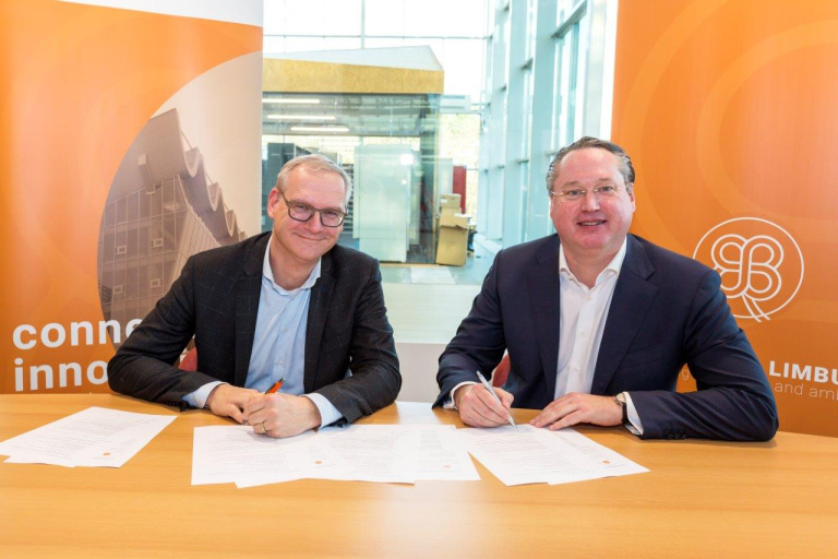 Tys van Elk (LIOF) en Stephan Satijn (Gemeente Venlo namens Crossroads Limburg) ondertekenen de samenwerkingsovereenkomst